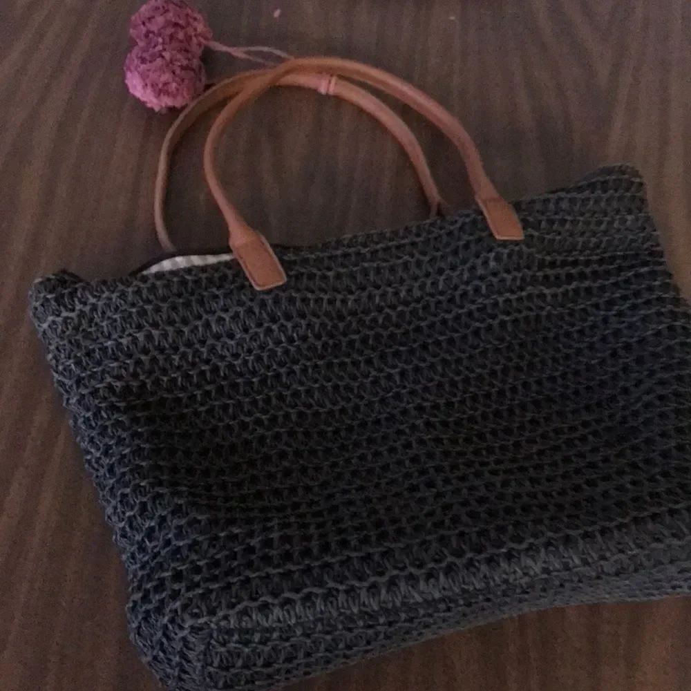 Merona bag zips closed bottom is 14 x 6 great condition